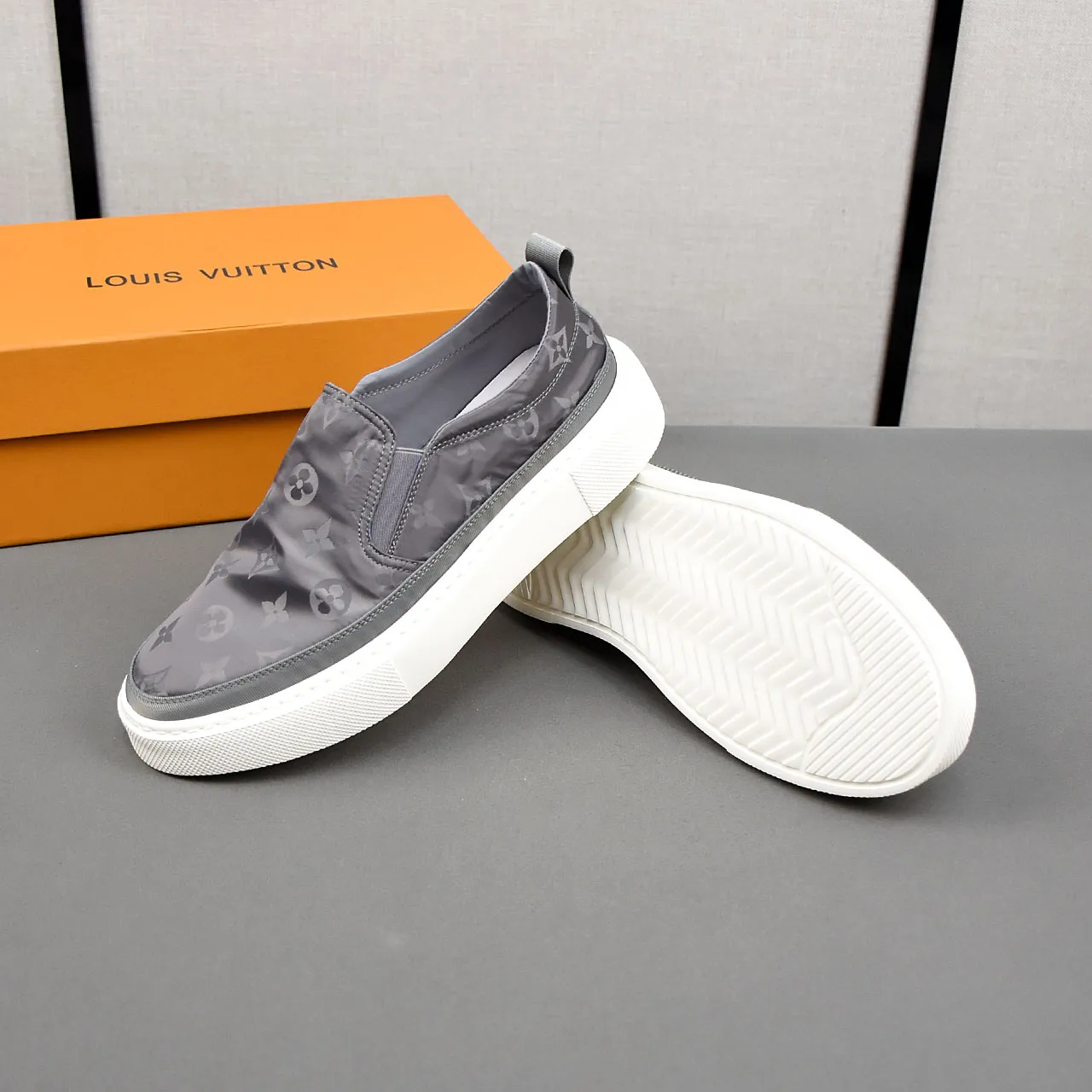 PP400❣️❣️❣️LV breathable cloth shoes, the upper is made of comfortable and breathable fabric, and the ultra-light rubber foam outsole. Men's size 39-44.